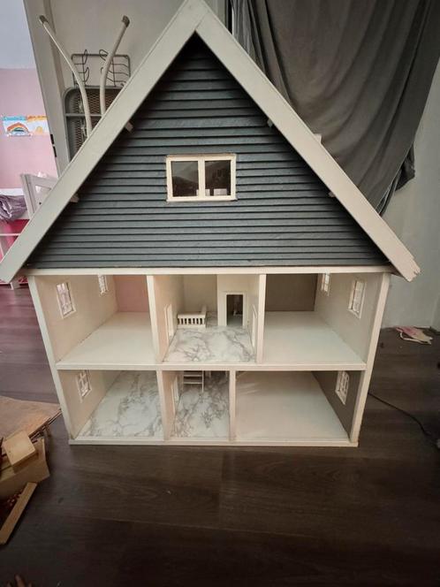 Groot stevig poppenhuis met stroommogelijkheid, Kinderen en Baby's, Speelgoed | Poppenhuizen, Gebruikt, Poppenhuis, Ophalen
