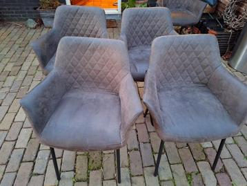 Eetkamerstoelen beschikbaar voor biedingen