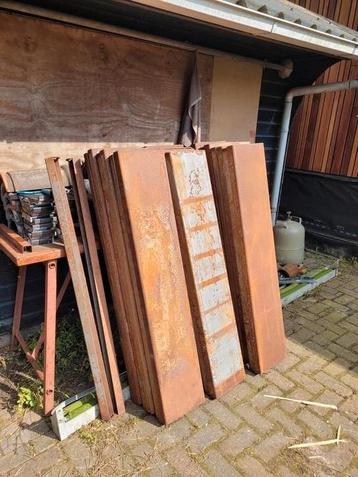 20 stalen traptreden 120x25cm beschikbaar voor biedingen