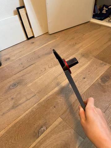 Monitor stand beschikbaar voor biedingen