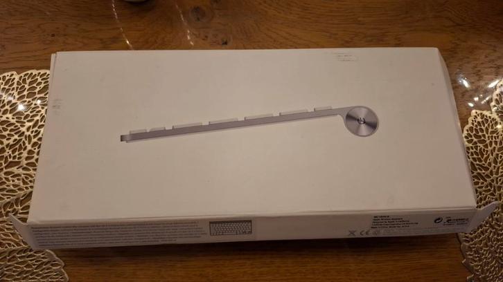 Apple MC184N/B toetsenbord, Computers en Software, Toetsenborden, Nieuw, Ophalen