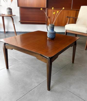 Vintage jaren 60 vierkante salontafel beschikbaar voor biedingen