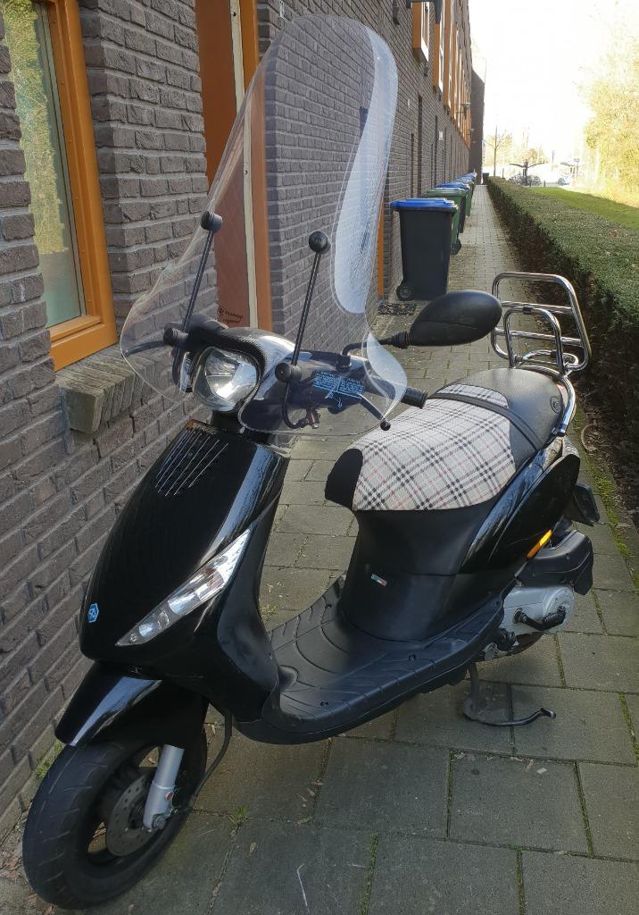 Piaggio ZIP 25 zwart, Fietsen en Brommers, Scooters | Piaggio, Gebruikt, Zip, Benzine, Ophalen