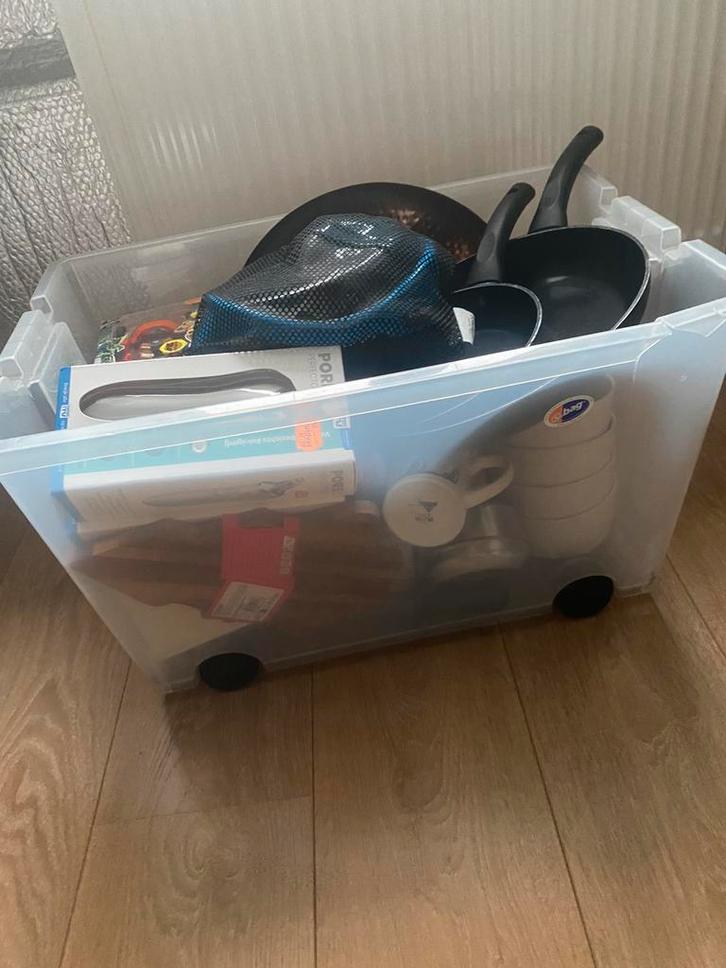 Doos vol keukenspullen en verzorgingsspullen en kerst etc, Huis en Inrichting, Woonaccessoires | Overige, Zo goed als nieuw, Ophalen of Verzenden