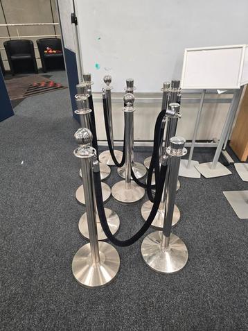 Rode Loper Palen met Koorden beschikbaar voor biedingen