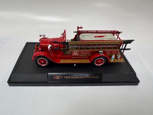 1928 Studebaker Fire Truck, brandweer, Signature 32308, 1:32, Hobby en Vrije tijd, Modelauto's | 1:32, Ophalen of Verzenden