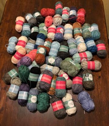 Groot lot: 58 bollen acrylgaren in diverse kleuren beschikbaar voor biedingen