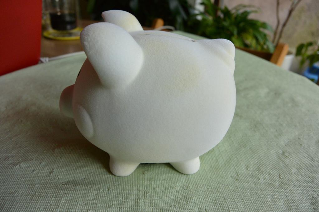 Wit spaarvarken met fluweelbekleding., Ophalen of Verzenden, Nieuw, Steen, Aardewerk of Keramiek, Dier