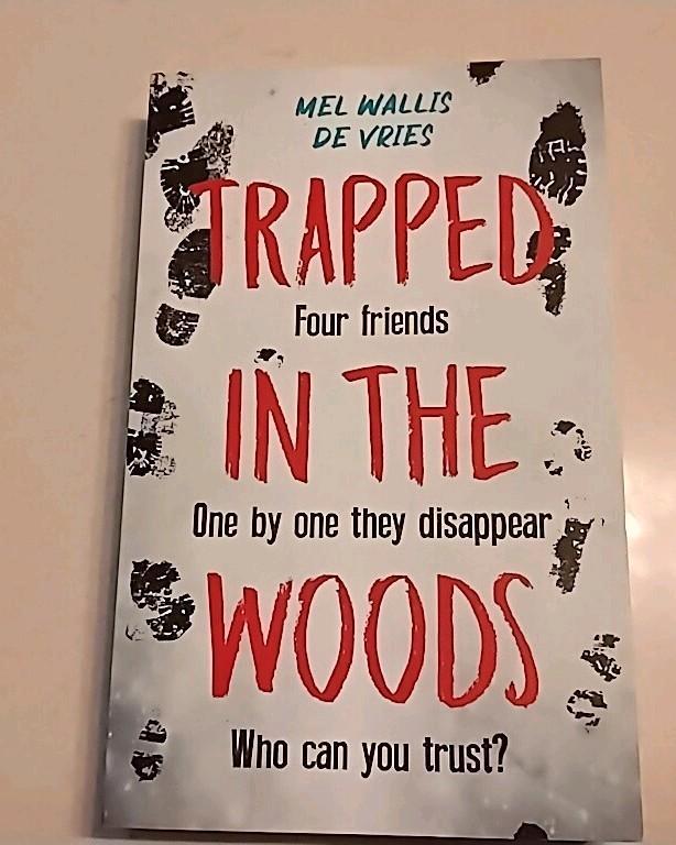Trapped in the Woods - Mel Wallis de Vries, Boeken, Thrillers, Zo goed als nieuw, Nederland, Ophalen of Verzenden