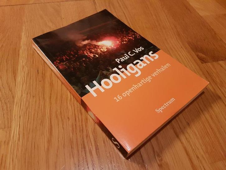 HOOLIGANS  – Paul C. Vos, Boeken, Sportboeken, Zo goed als nieuw, Balsport, Ophalen of Verzenden