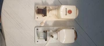 2 oude koffiemolens van DE beschikbaar voor biedingen