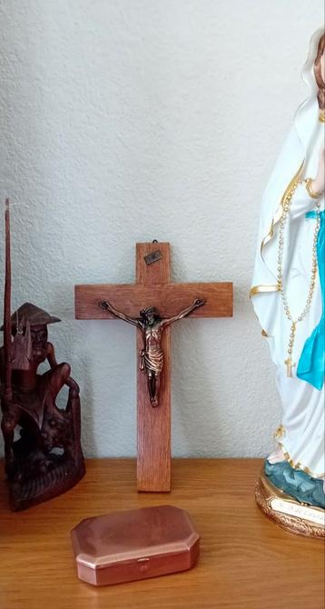 Houte kruis met (INRI) koperen jezus beeld beschikbaar voor biedingen
