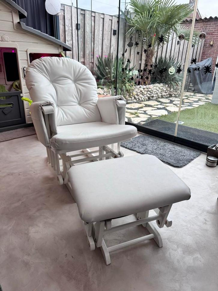Witte Schommelstoel met Voetenbank - Zo Goed Als Nieuw!, Huis en Inrichting, Fauteuils, Zo goed als nieuw, Hout, 50 tot 75 cm