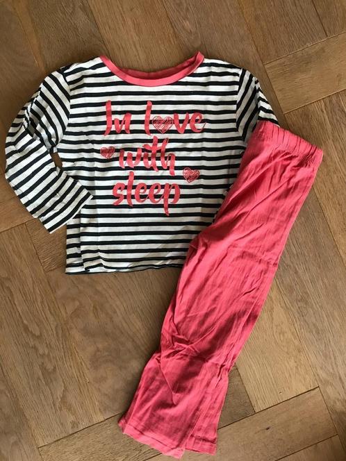 leuke pyjama "In love with sleep" 104/110 - nog erg netjes, Kinderen en Baby's, Kinderkleding | Maat 104, Gebruikt, Meisje, Nacht- of Onderkleding