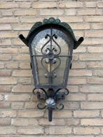 Sierlijke wandlamp – smeedijzer en glas – vintage buitenlamp, Tuin en Terras, Tuinwanddecoratie, Ophalen, Gebruikt
