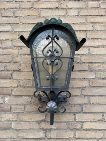 Sierlijke wandlamp – smeedijzer en glas – vintage buitenlamp beschikbaar voor biedingen
