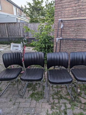 4 stoelen beschikbaar voor biedingen