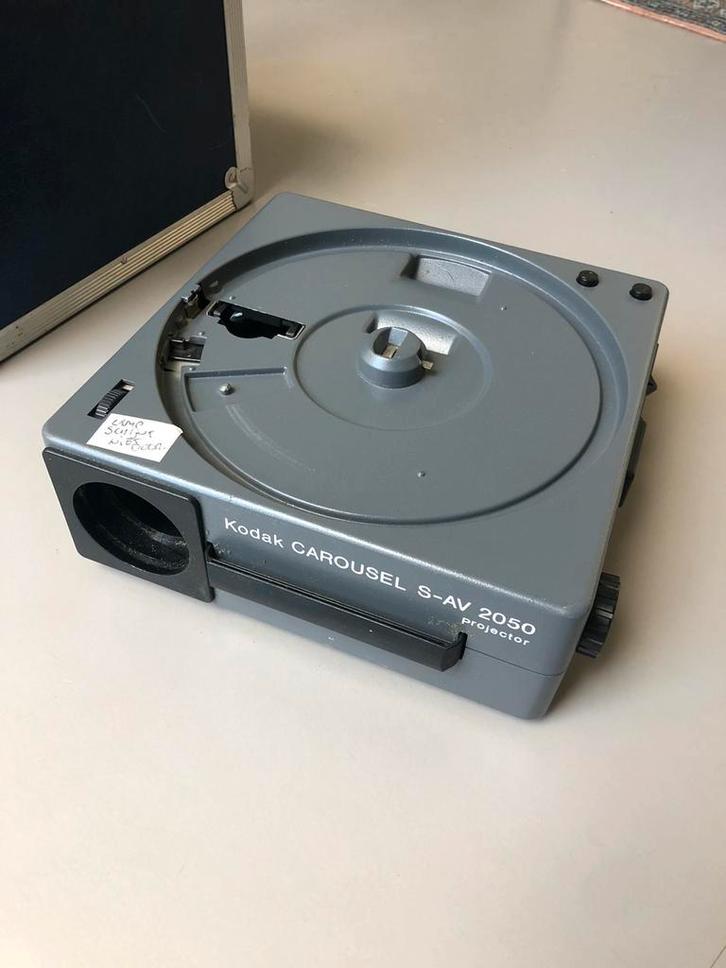 2x Kodak Carousel S-AV 2050 diaprojector (onderdelen), Audio, Tv en Foto, Diaprojectors, Gebruikt, Ophalen
