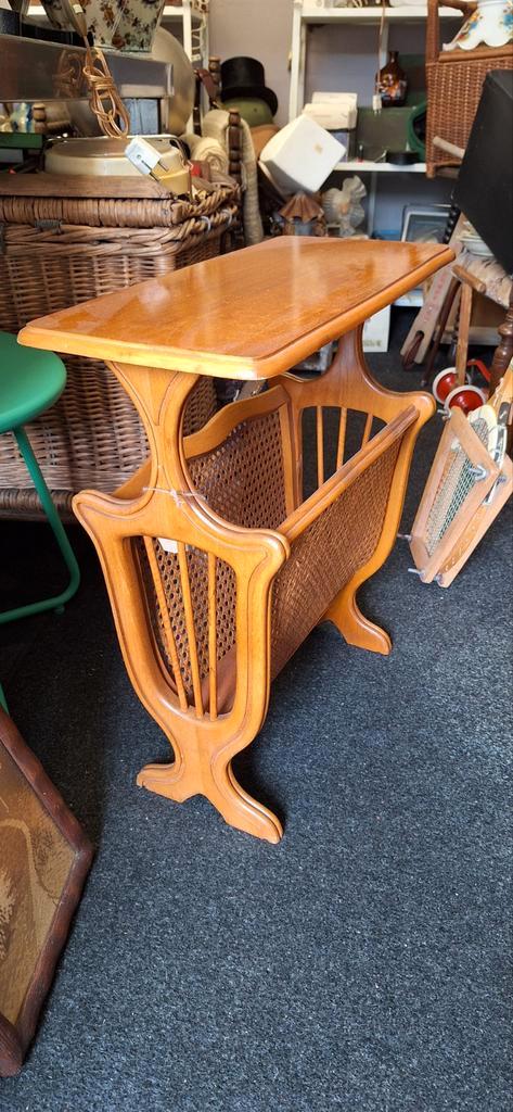 Vintage Tijdschriften Tafel met Rieten Opbergvak, Huis en Inrichting, Woonaccessoires | Krantenbakken en Lectuurbakken, Gebruikt