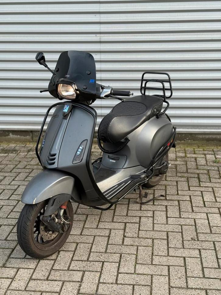 Vespa sprint 50cc snor, Fietsen en Brommers, Snorfietsen en Snorscooters, Zo goed als nieuw, Benzine, Ophalen of Verzenden