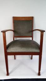 Antieke fauteuil, stoel met armleuningen, sprinveren. S35
