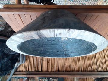 Grote oude en dikke houten schaal. beschikbaar voor biedingen