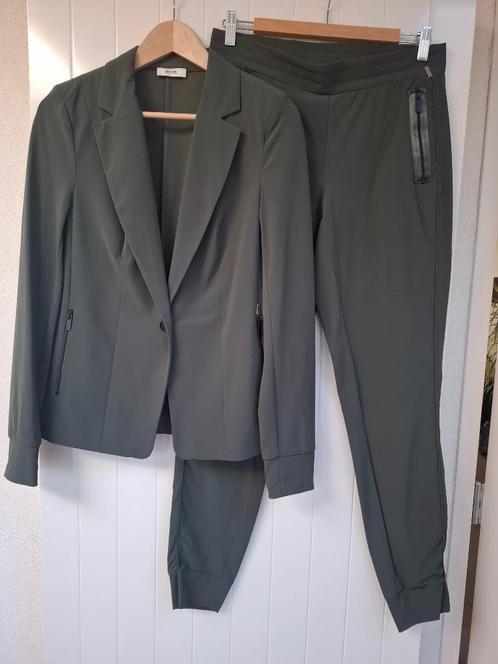 Anna van Toor travelstof jasje en broek maat 40, Kleding | Dames, Broeken en Pantalons, Zo goed als nieuw, Maat 38/40 (M), Groen