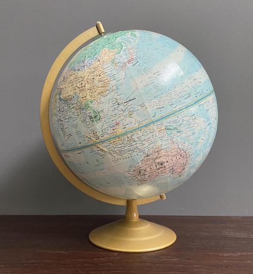 oude  wereldbol papieren reliëf met klein beetje bergen, Huis en Inrichting, Woonaccessoires | Wereldbollen, Gebruikt, Ophalen of Verzenden