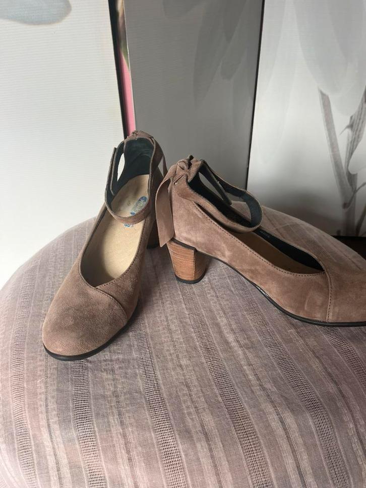 Wolky suede lage hak mt 40 taupe, Kleding | Dames, Schoenen, Zo goed als nieuw, Pumps, Overige kleuren, Ophalen of Verzenden