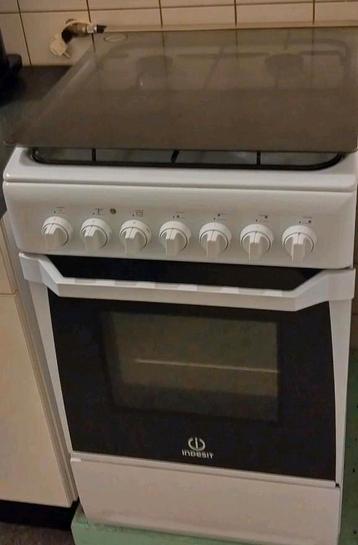 Gasfornuis 4 pits elektrische oven Indesit  beschikbaar voor biedingen