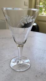 Gegraveerd wijnglas hoogte 15 cm doorsnede 8 cm, Antiek en Kunst, Antiek | Glas en Kristal, Ophalen of Verzenden