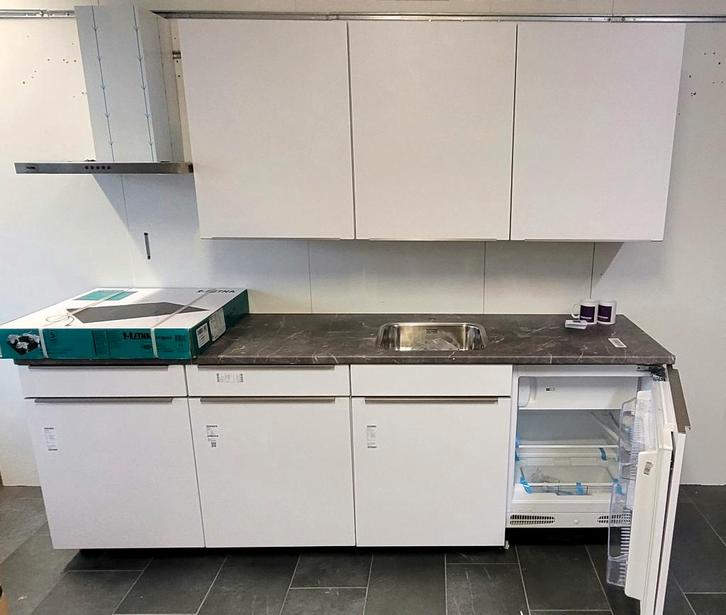 NIEUWE Bruynzeel Pantry IJSWIT 240 cm breed/ Innovare OUTLET, Huis en Inrichting, Keuken | Complete keukens, Nieuw, Enkelwandige keuken