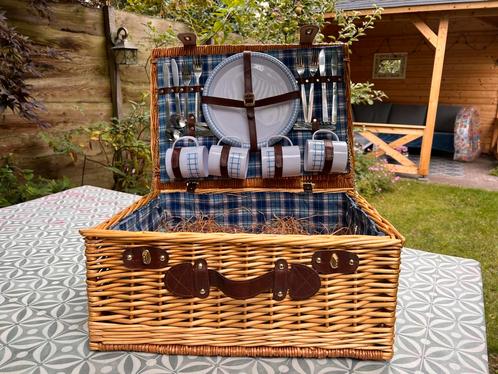 Nieuw! Picknickmand met 4 persoons servies van Rotan, Hobby en Vrije tijd, Picknickmanden, Nieuw, Zonder inhoud, Ophalen