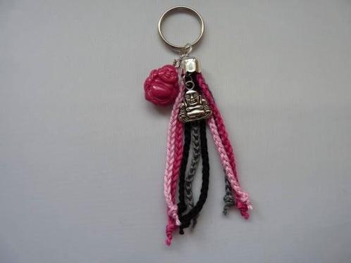Gehaakte sleutelhanger met buddha  (fuchsia), Verzamelen, Sleutelhangers, Nieuw, Ophalen of Verzenden