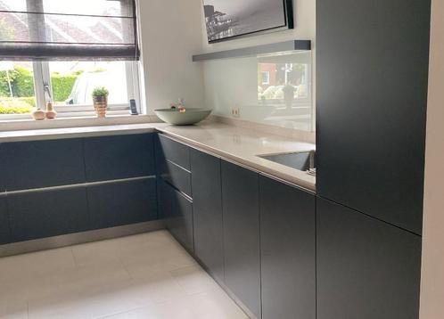 Zeer nette antracietgrijs mat greeploos hoekkeuken merk Blum, Huis en Inrichting, Keuken | Complete keukens, Zo goed als nieuw