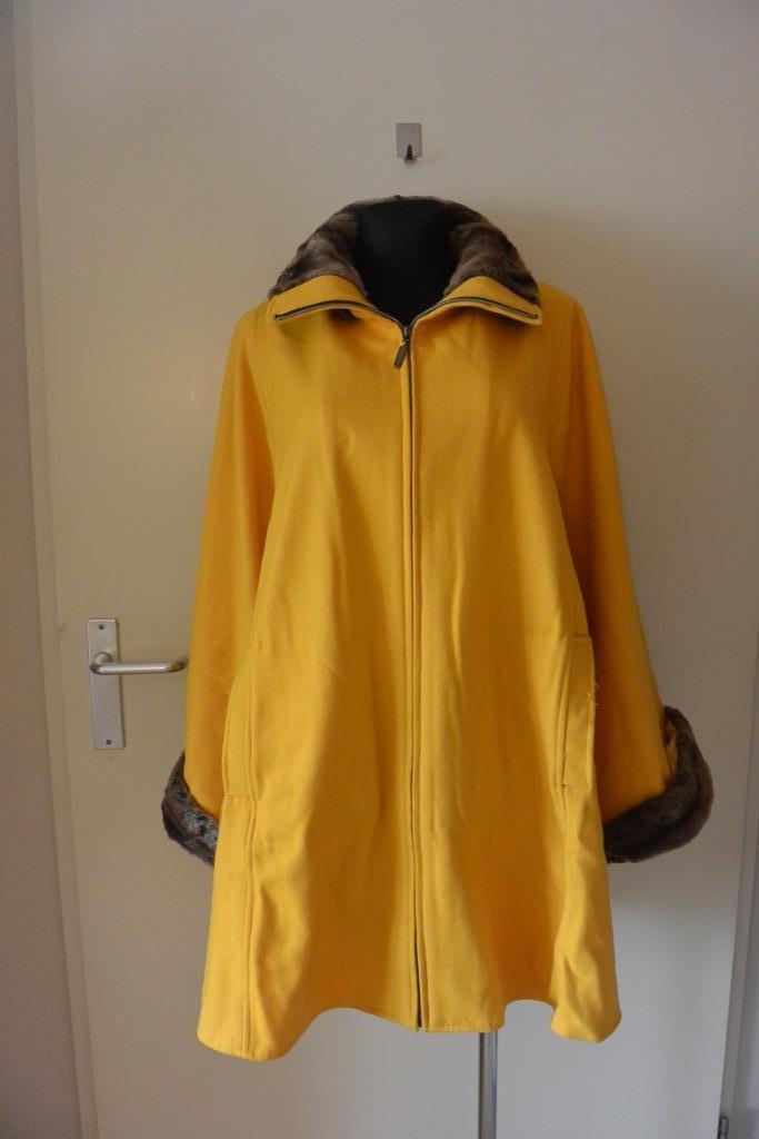 Jan Kuperus winterjas / poncho 42/44 geel gaaf, Kleding | Dames, Jassen | Winter, Gedragen, Maat 42/44 (L), Geel, Ophalen of Verzenden