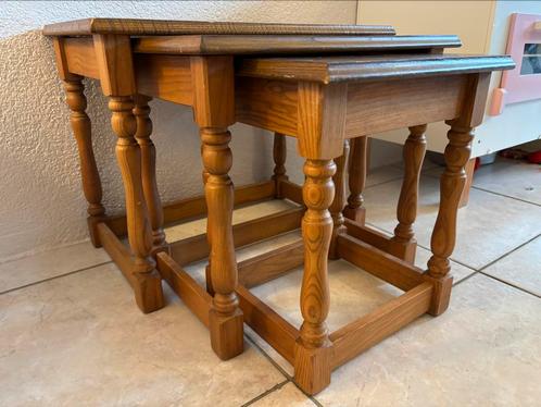 Set van 3 Houten Nesttafels / Inschuiftafeltjes - Klassiek, Huis en Inrichting, Tafels | Bijzettafels, Gebruikt, Rond, Minder dan 55 cm