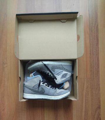 Nike Air Jordan 1 Mid SE Crater Grey University Blue beschikbaar voor biedingen