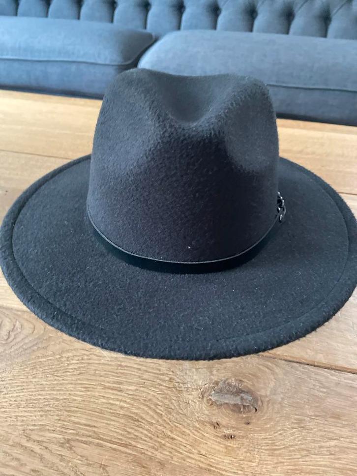 Zwarte cowboyhoed met gespje., Kleding | Dames, Hoeden en Petten, Zo goed als nieuw, Hoed, One size fits all, Ophalen of Verzenden