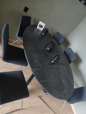 Mooie ovale IKEA tafel - Mariedamm beschikbaar voor biedingen