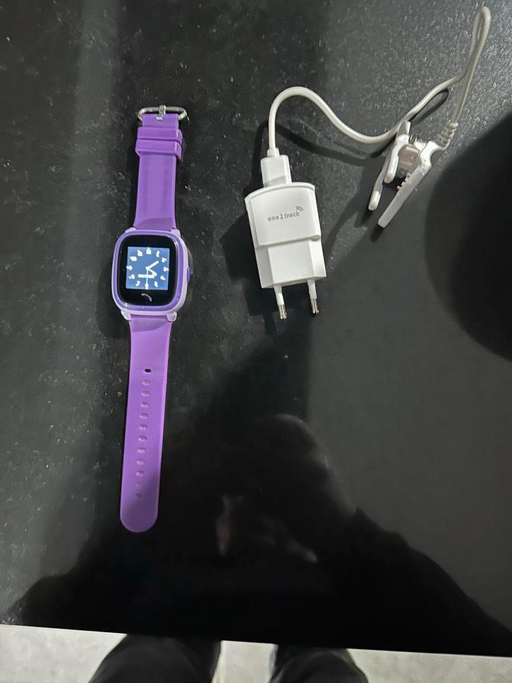 One2Track GPS Horloge - Kinderhorloge, Sieraden, Tassen en Uiterlijk, Smartwatches, Gebruikt, Paars, Afstand, Waterdicht, Ophalen of Verzenden