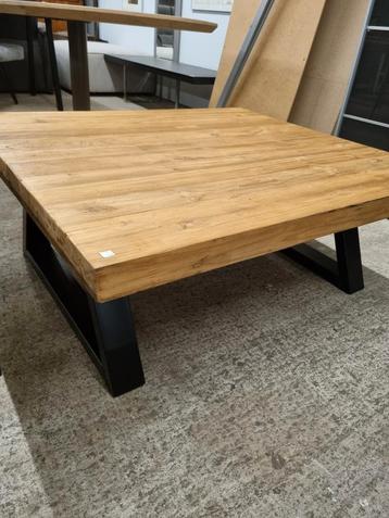 Salontafel met metalen poten beschikbaar voor biedingen