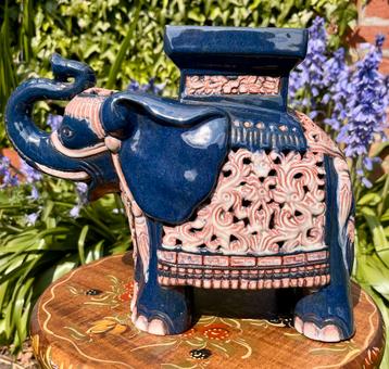 Leuke olifant van keramiek 21 cm (plantentafeltje) beschikbaar voor biedingen