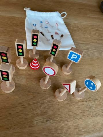 houten verkeersborden en één pion, in zakje beschikbaar voor biedingen