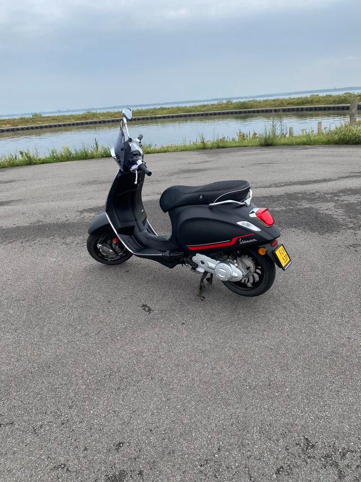 Vespa Sprint 2022 mat zwart, Fietsen en Brommers, Scooters | Vespa, Gebruikt, Vespa S, Maximaal 45 km/u, Benzine, Ophalen
