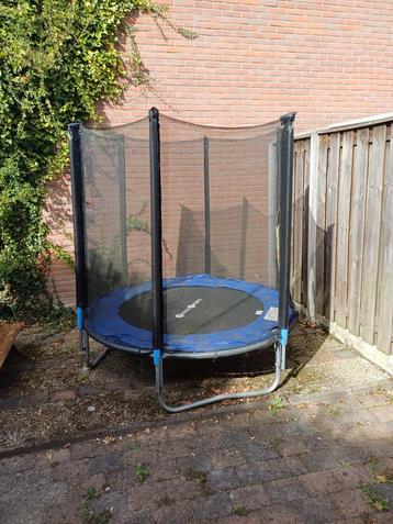 Gebruikte trampoline met veiligheidsnet beschikbaar voor biedingen