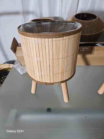 Leuke Bloempot met Houten Poten beschikbaar voor biedingen