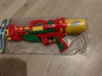 Waterpistool rood nieuw in verpakking beschikbaar voor biedingen