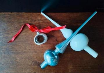 Kerst: 2x glazen piek, grijs en wit+ 1x spage-age kerstbal beschikbaar voor biedingen