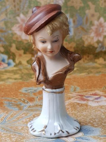 Antiek borstbeeldje of buste uit Frankrijk van een meisje. beschikbaar voor biedingen